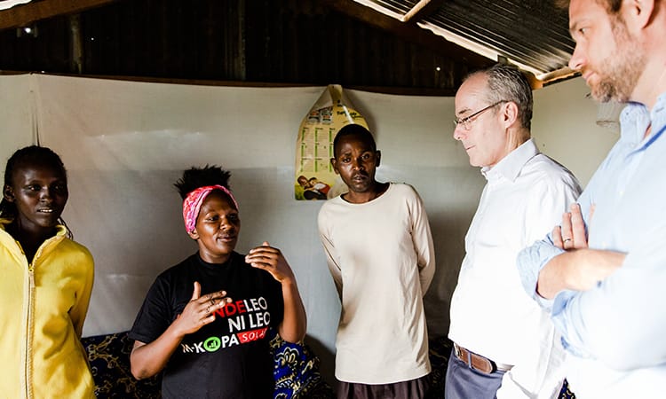 Les membres de l'équipe FinDev rencontrent des employés de M-KOPA et des membres de la communauté à Nairobi, au Kenya