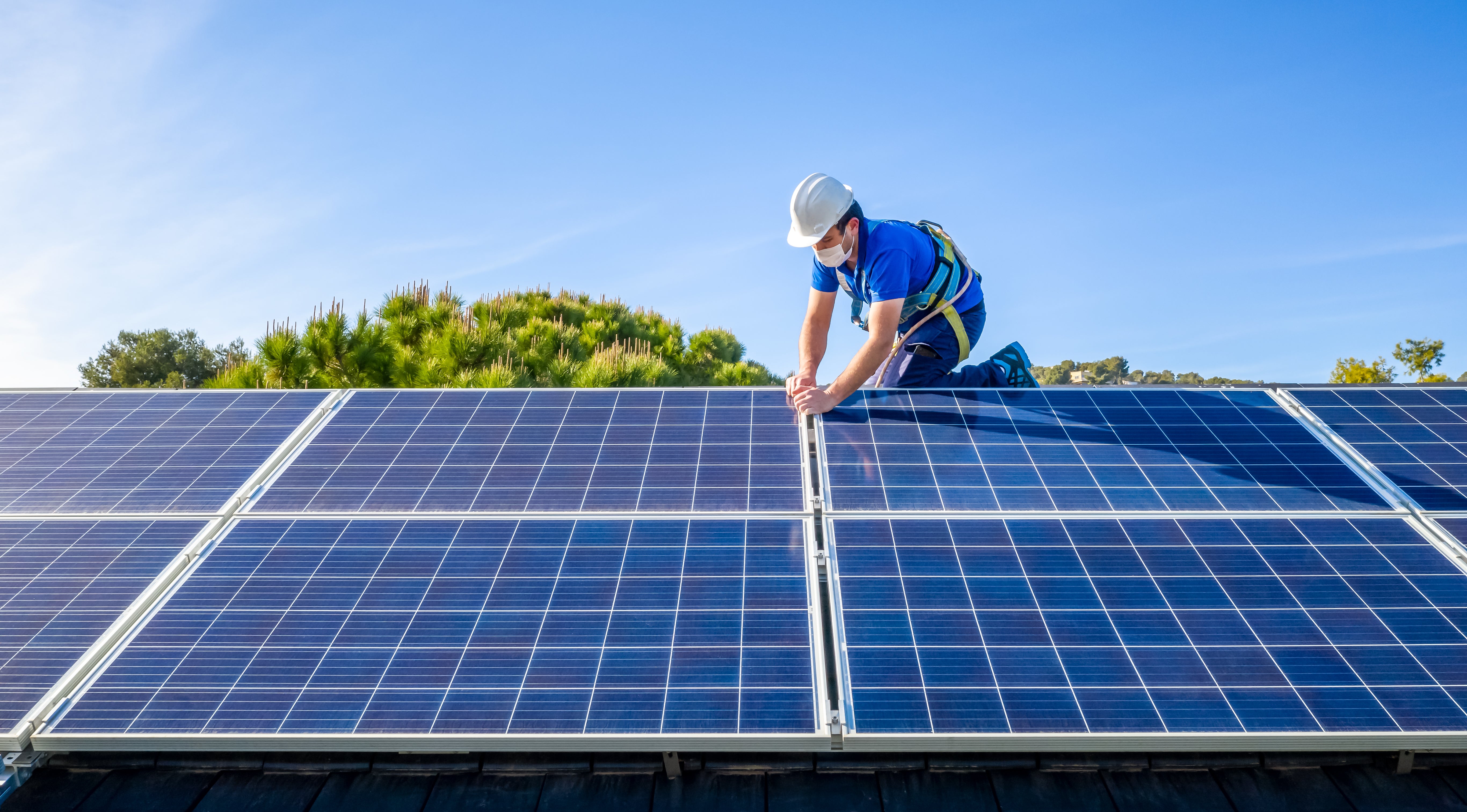 Un ouvrier dans un champ de panneaux solaires