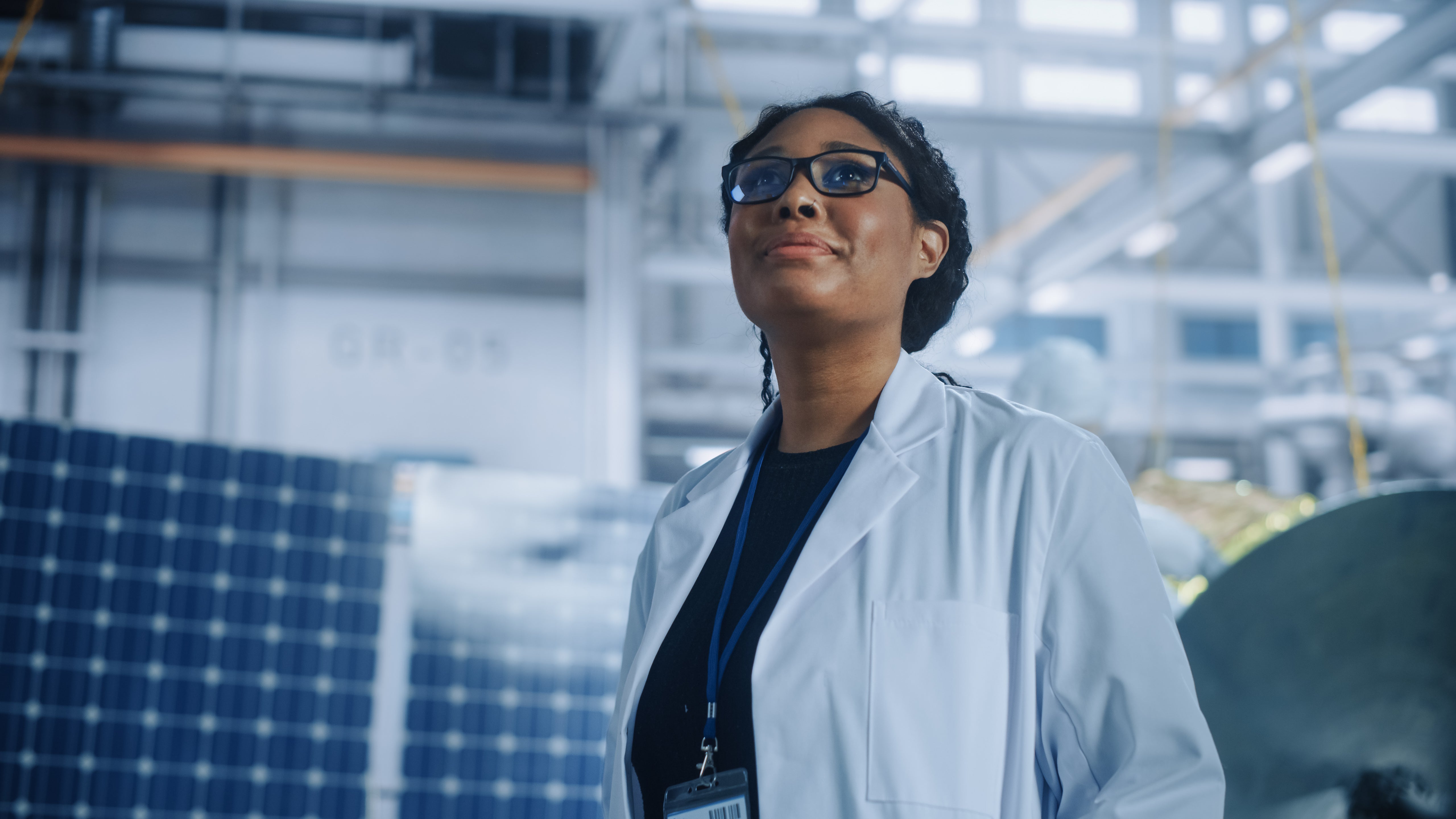 Un ingénieure dans une usine de panneaux solaires