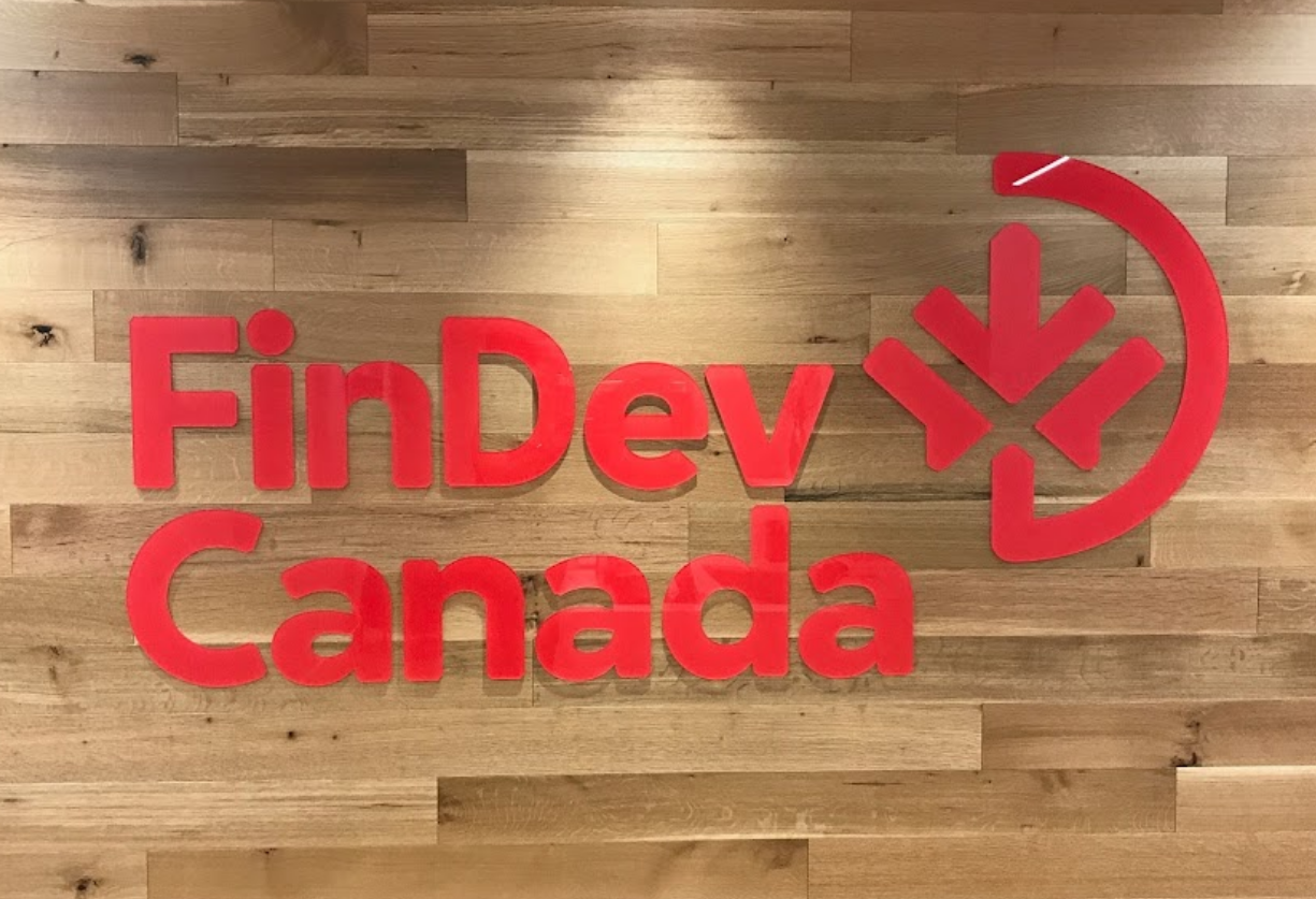 Le logo de FinDev Canada au siège social