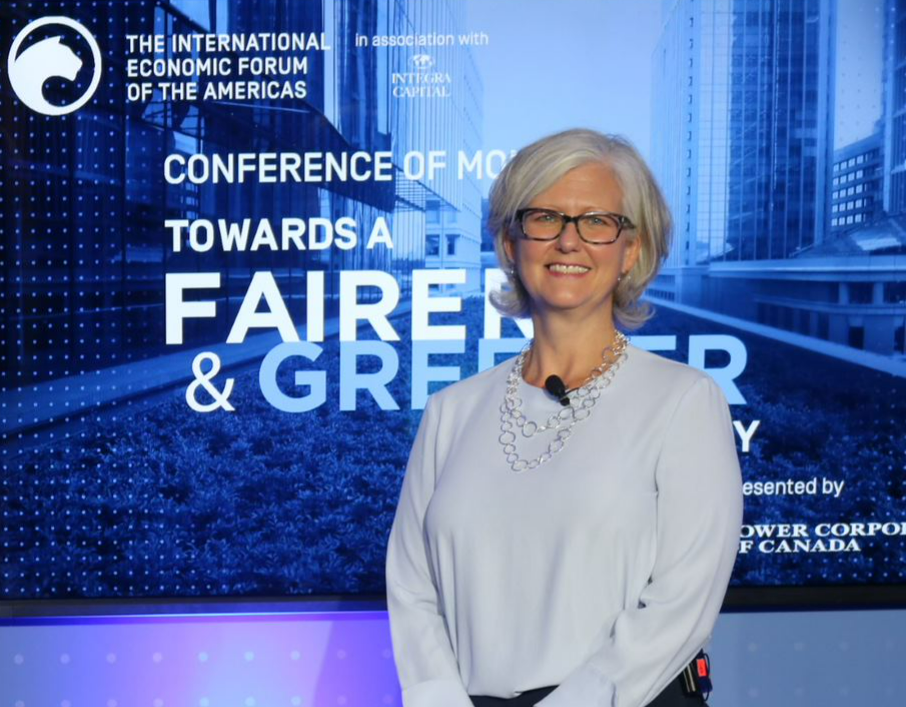 Lori Kerr lors d'une conférence économique