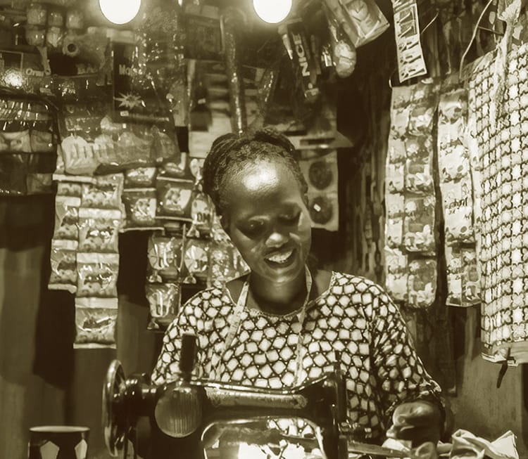 Les membres de l'équipe FinDev rencontrent des employés de M-KOPA et des membres de la communauté à Nairobi, au Kenya