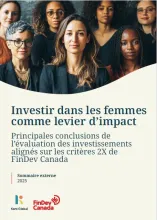 Couverture du rapport représentant un groupe de femmes debout ensemble. Le titre indique « Investir dans les femmes  comme levier d’impact » avec le sous-titre « Principales conclusions de l'évaluation des investissements alignés sur les critères 2X de FinDev Canada