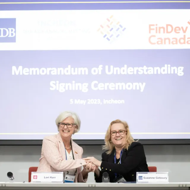 MOU signing Lori Kerr and Suzanne Gaboury