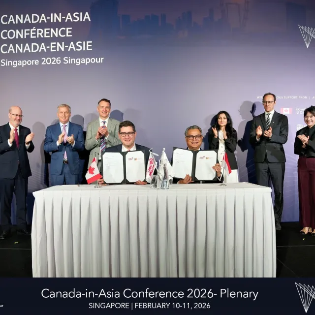 photo de groupe pour la signature de FinDev Canada et IIF
