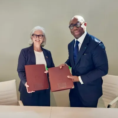 FinDev Canada CEO shaking hands with representative from BOAD