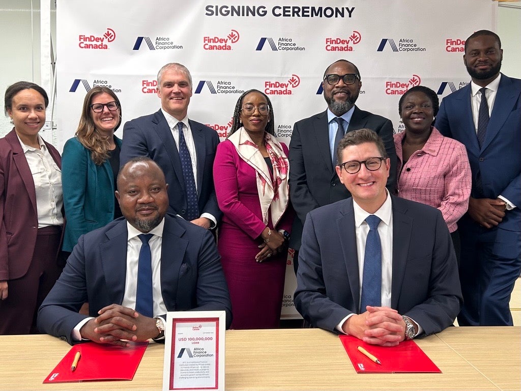 Africa Finance Corporation (AFC) : Photo de personnes de l’AFC et de FinDev Canada lors d’une cérémonie de signature, posant et regardant vers la caméra.