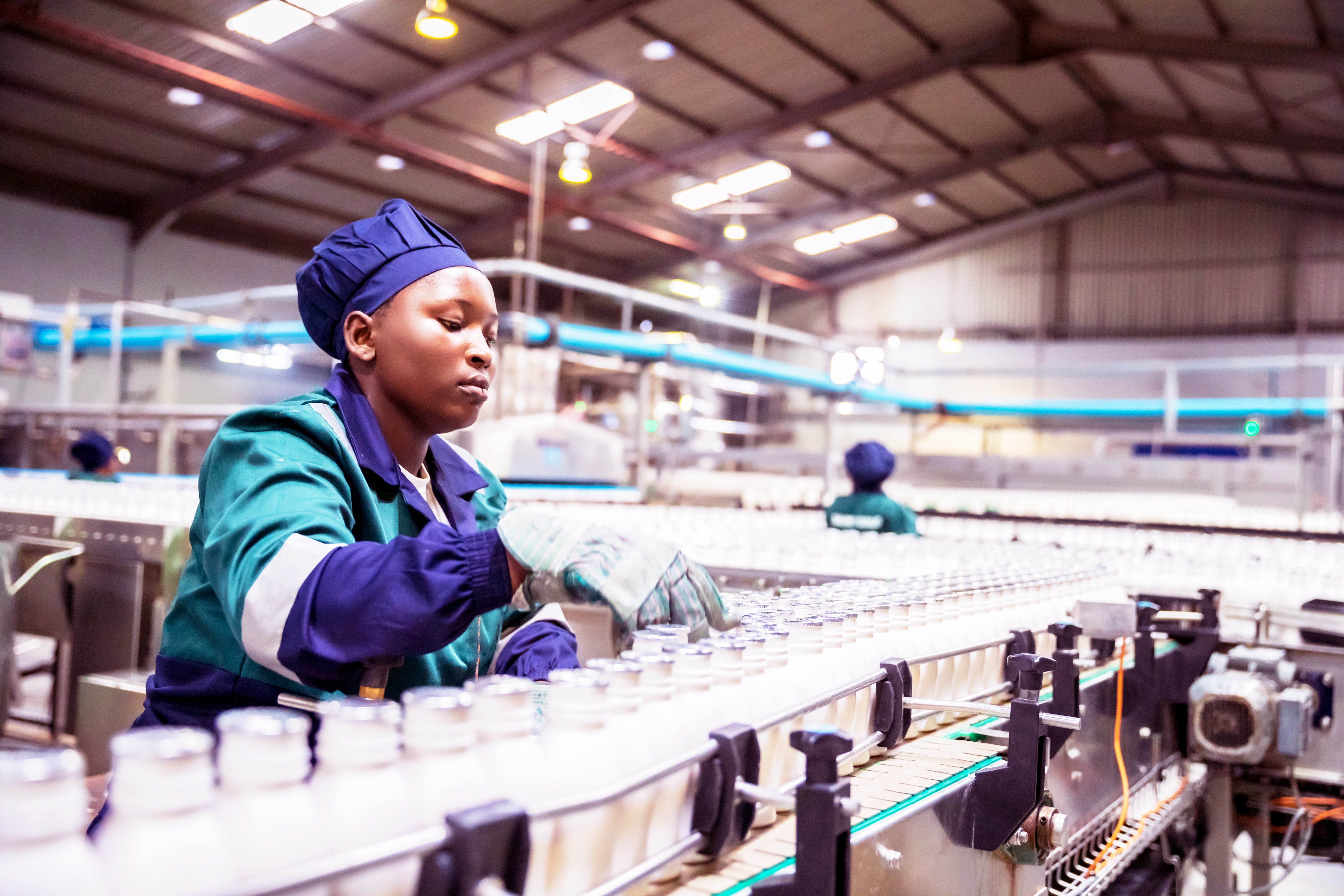 Fonds Amethis III géré par Amethis Investment Fund Manager : Photo d’une personne travaillant sur une chaîne de production en usine manipulant des produits.