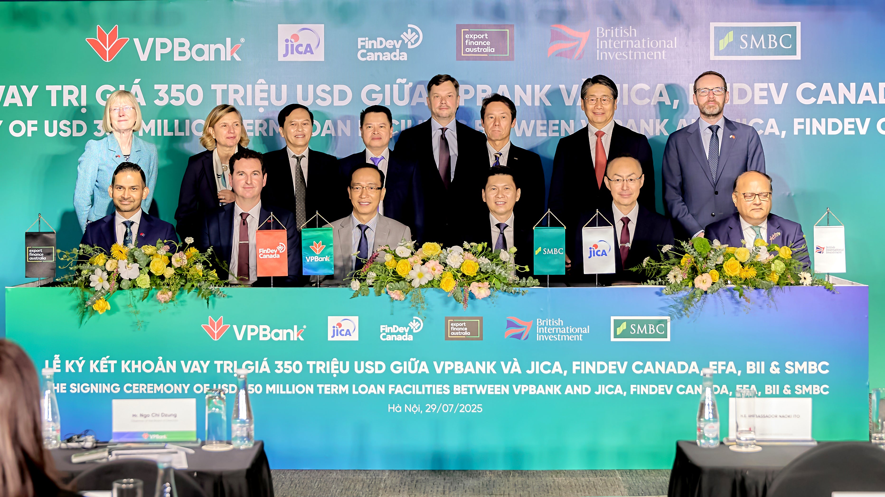 VP Bank : Photo des représentants de VP Bank, SMBC, JICA, BII et FinDev Canada lors d’une cérémonie de signature, posant et regardant vers la caméra.