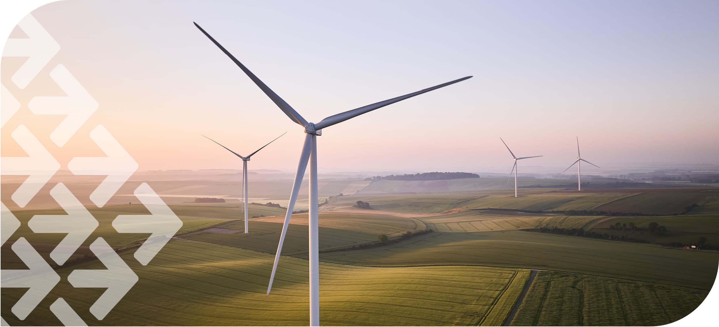 Photo aérienne d’éoliennes sur des champs verts.