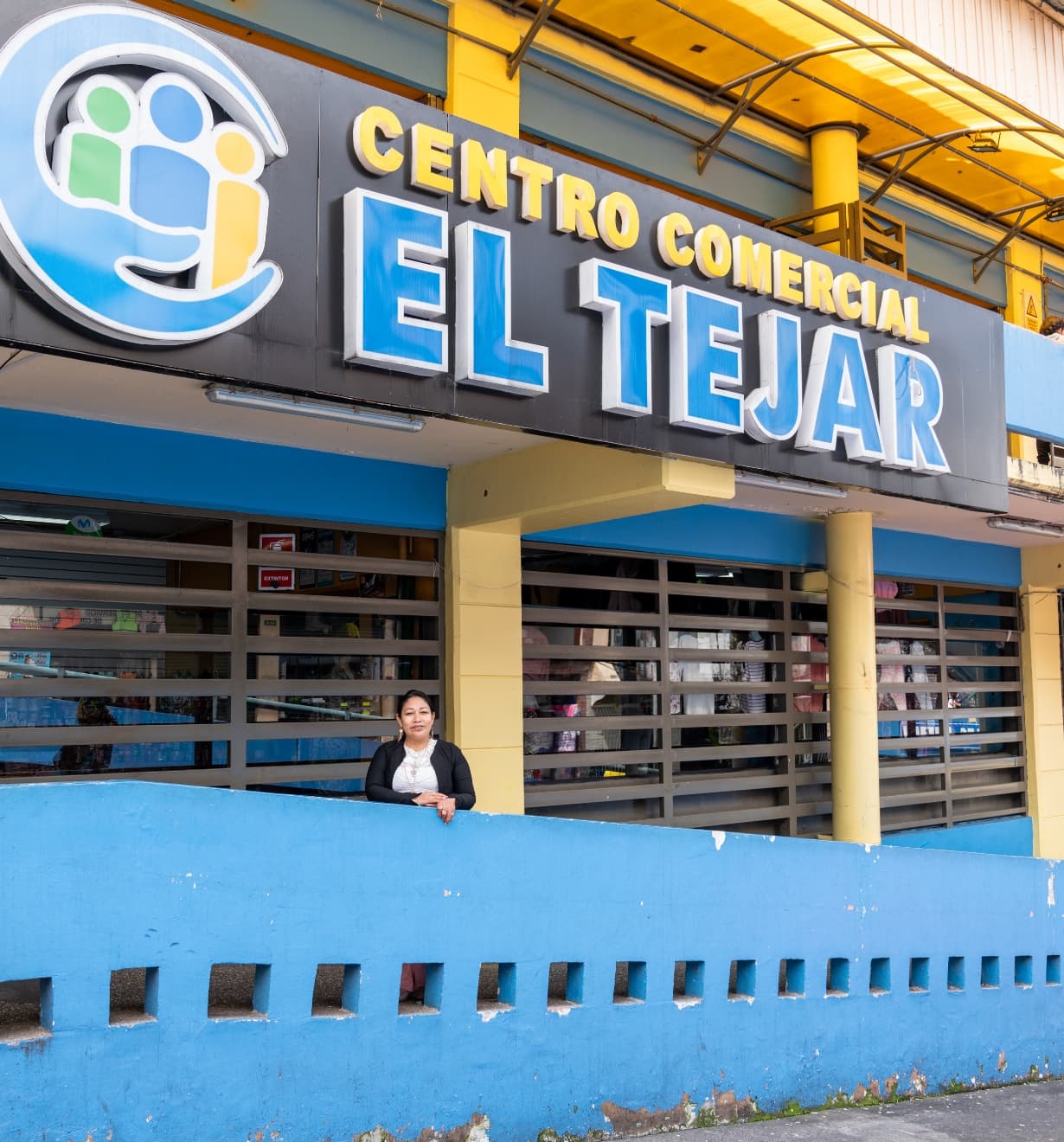 Nelly outside the Centro Comercial El Tejar, where her store is located
